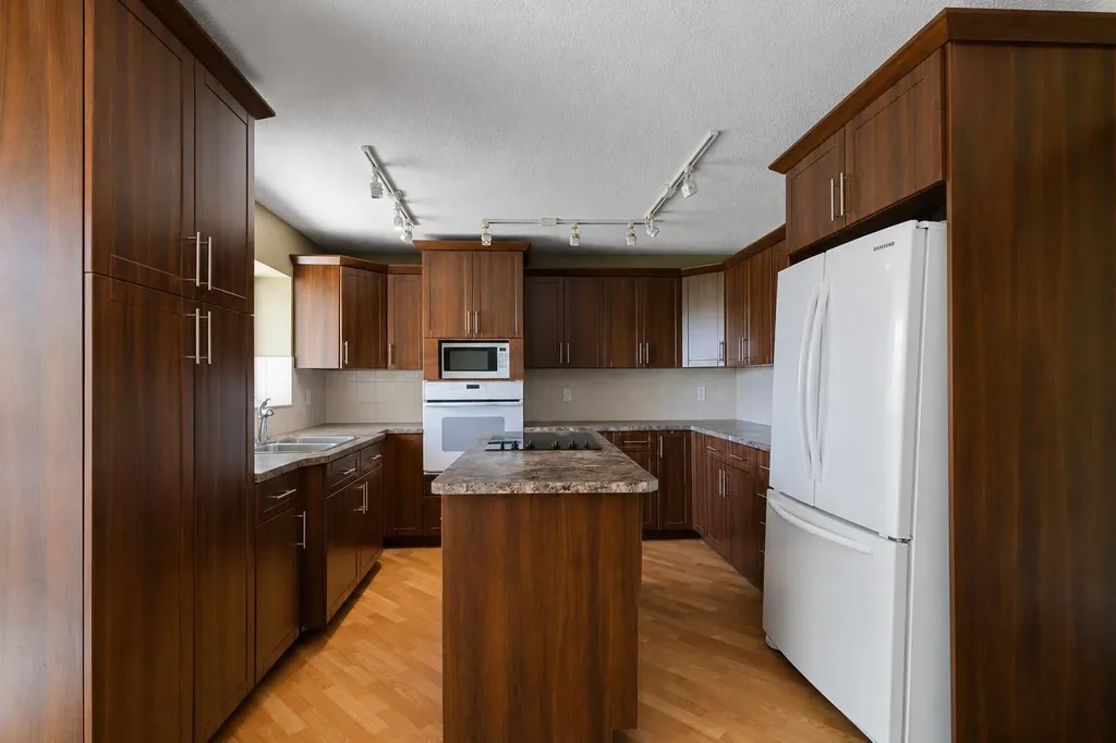 5724 Dalmead Crescent NW Calgary AB T3A1E6
