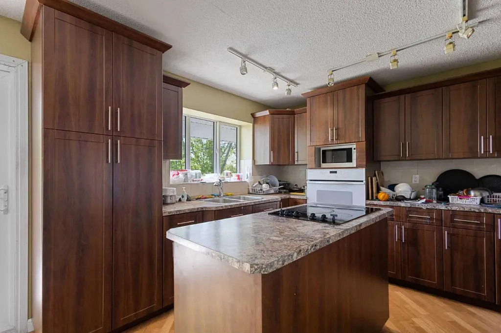 5724 Dalmead Crescent NW Calgary AB T3A1E6