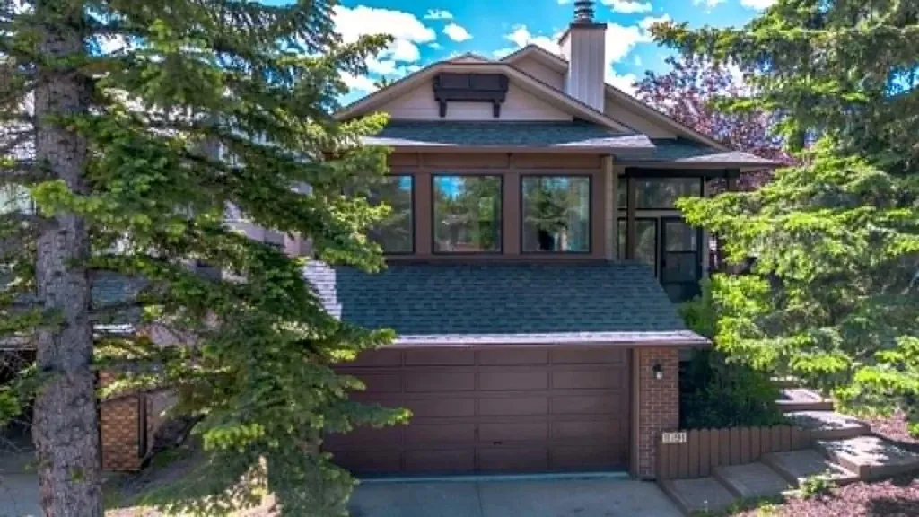 1091 Berkley Drive NW Calgary AB T3K 1S6