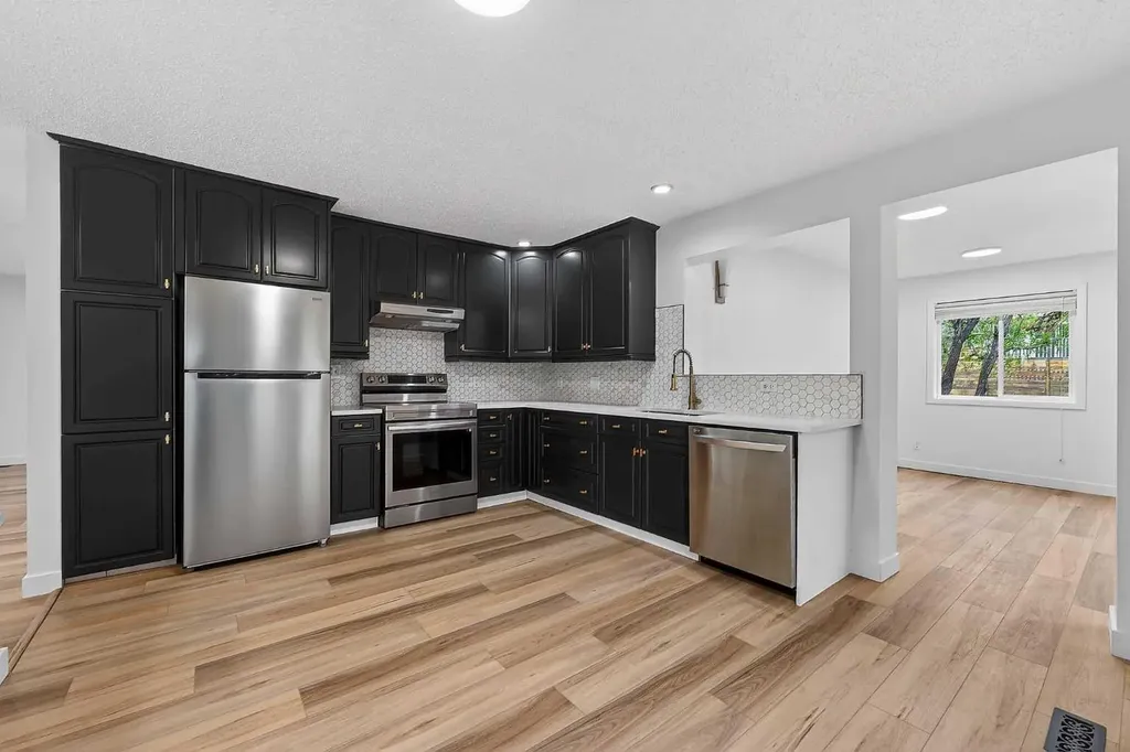 1091 Berkley Drive NW Calgary AB T3K 1S6