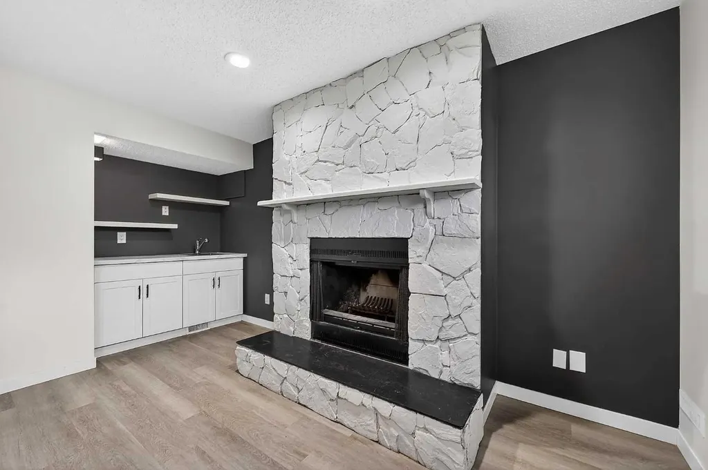 1091 Berkley Drive NW Calgary AB T3K 1S6