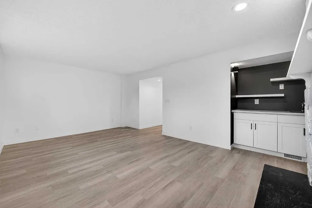 1091 Berkley Drive NW Calgary AB T3K 1S6