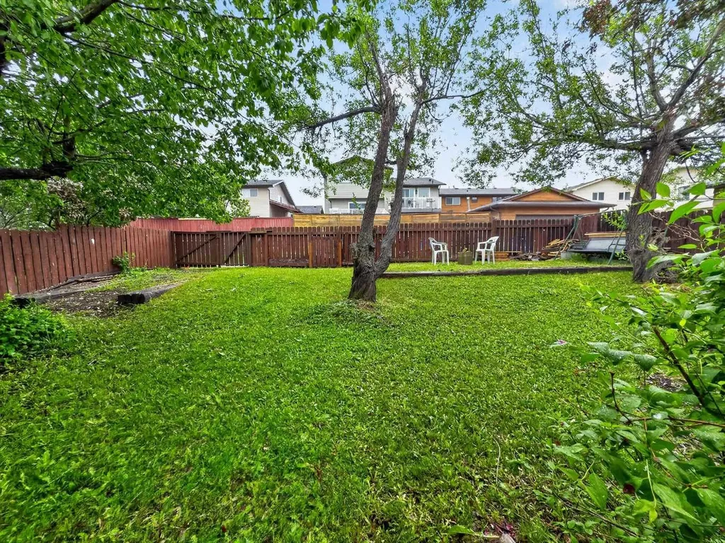 1091 Berkley Drive NW Calgary AB T3K 1S6