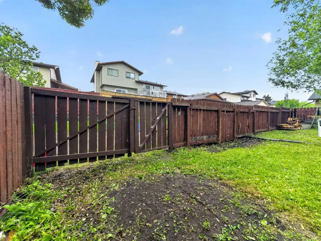 1091 Berkley Drive NW Calgary AB T3K 1S6
