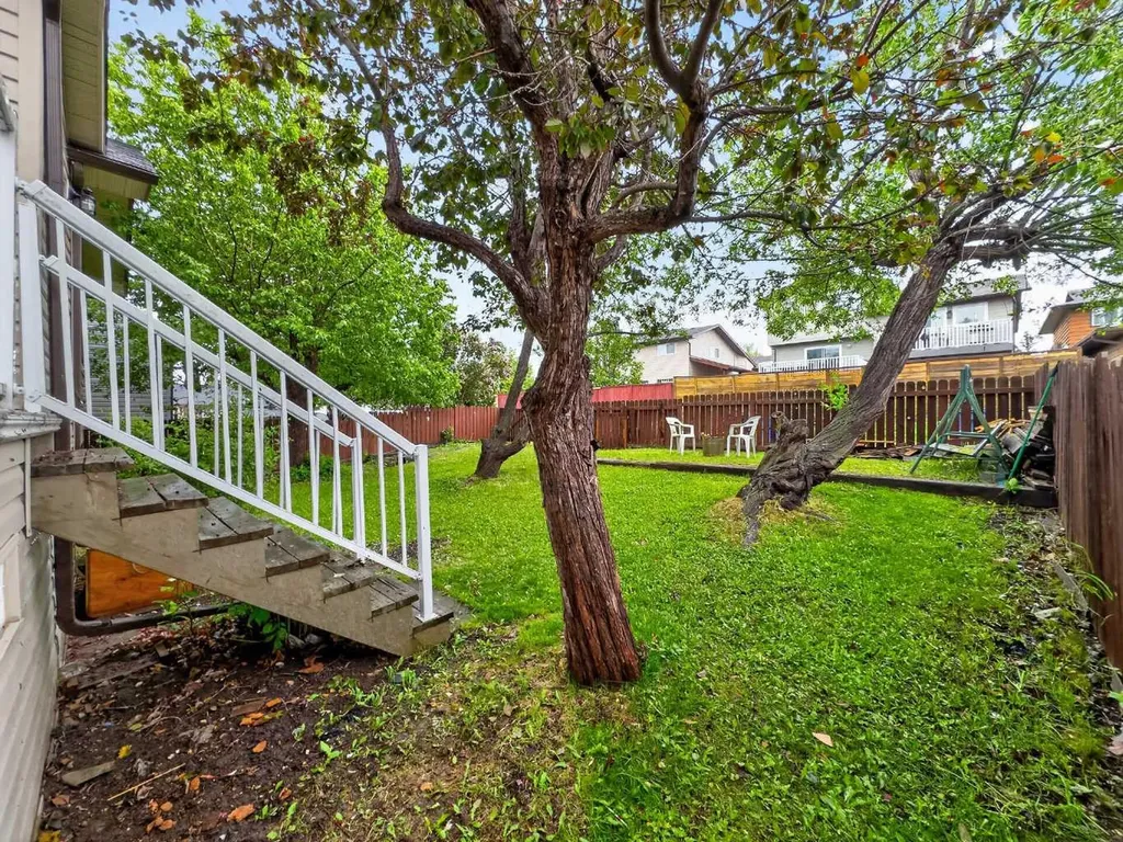 1091 Berkley Drive NW Calgary AB T3K 1S6