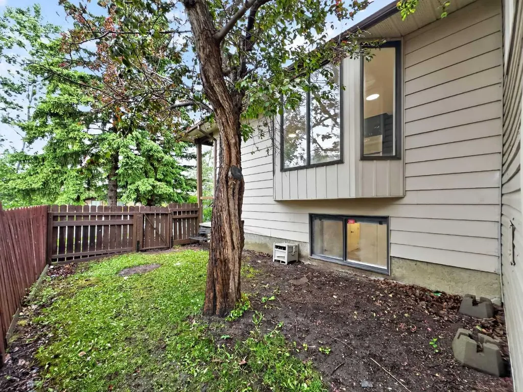 1091 Berkley Drive NW Calgary AB T3K 1S6