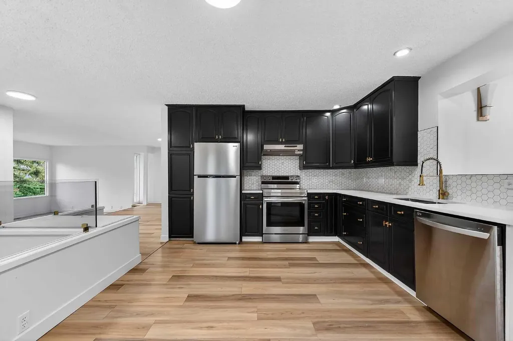 1091 Berkley Drive NW Calgary AB T3K 1S6