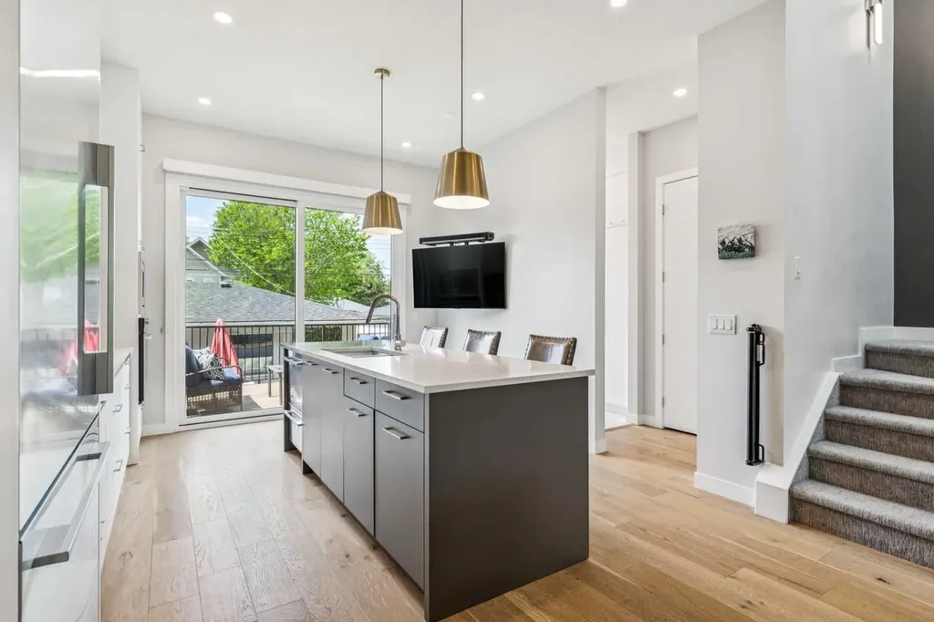 3507 41 Street SW Calgary AB T3E 3L4