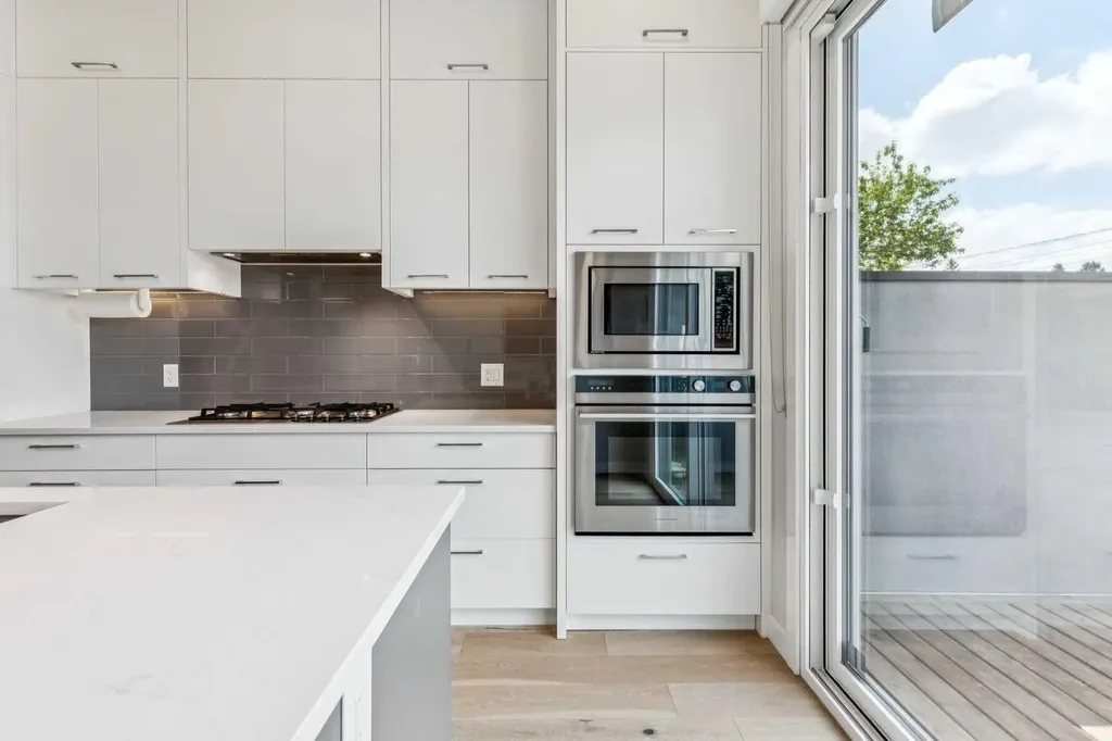 3507 41 Street SW Calgary AB T3E 3L4