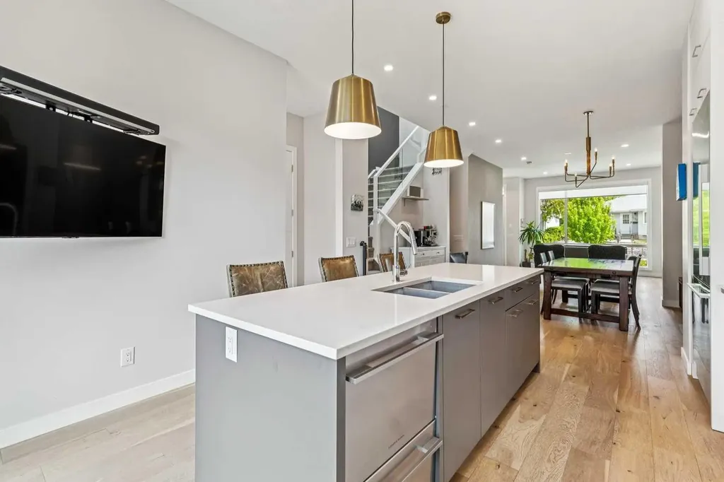 3507 41 Street SW Calgary AB T3E 3L4