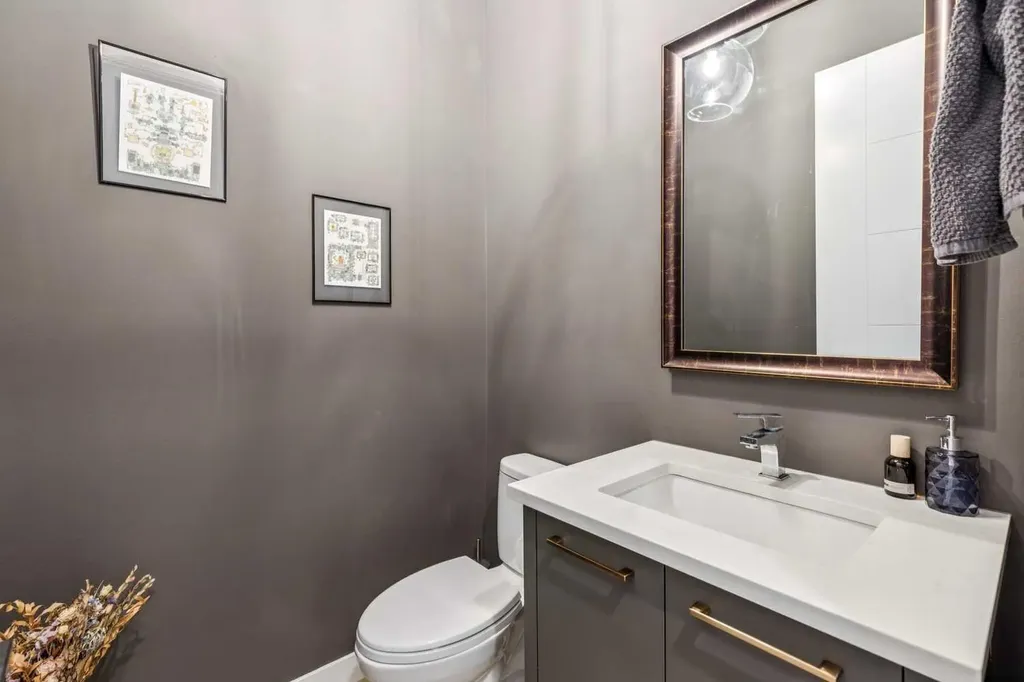 3507 41 Street SW Calgary AB T3E 3L4