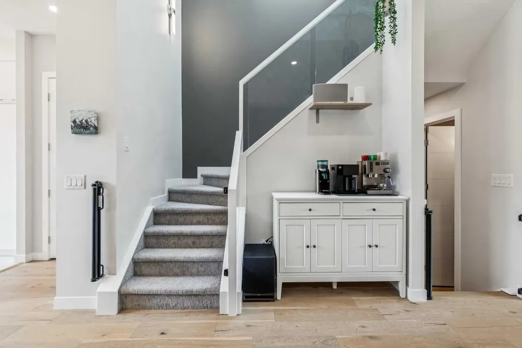 3507 41 Street SW Calgary AB T3E 3L4