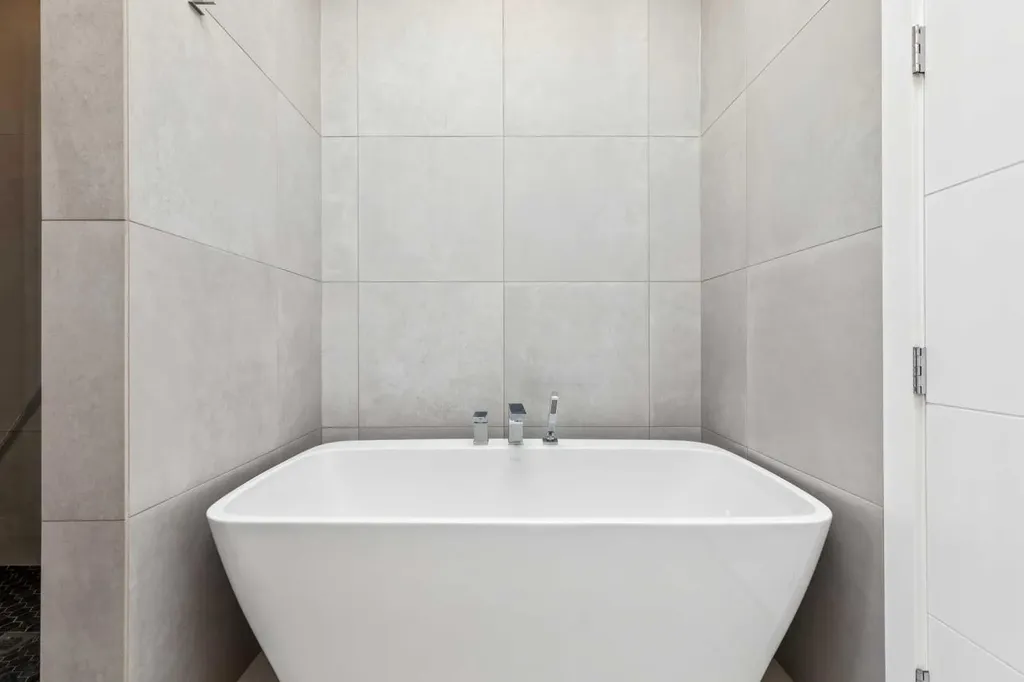 3507 41 Street SW Calgary AB T3E 3L4