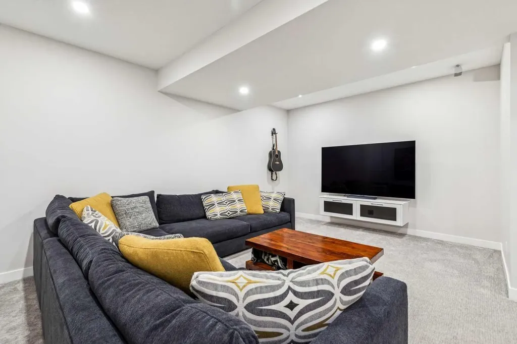 3507 41 Street SW Calgary AB T3E 3L4