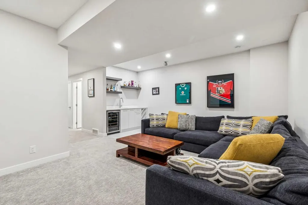 3507 41 Street SW Calgary AB T3E 3L4