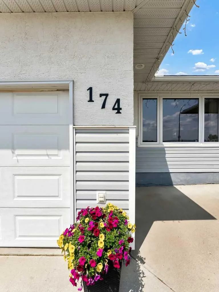 174 Mccutcheon Drive NW Medicine Hat AB T1A 6X5