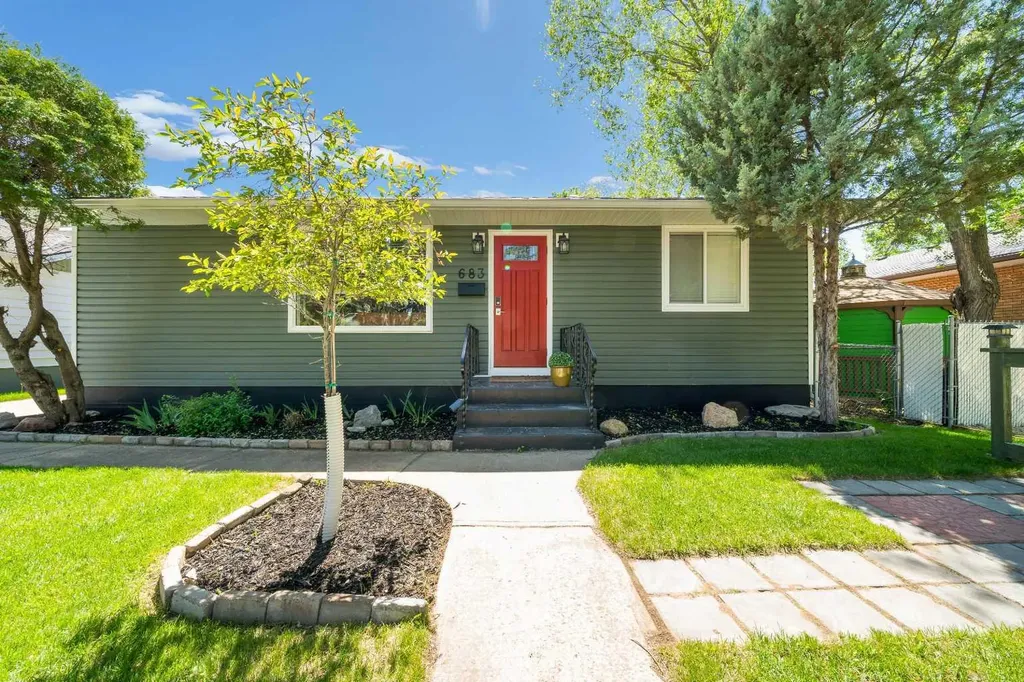 683 7 Street SW Medicine Hat AB T1A 4K9