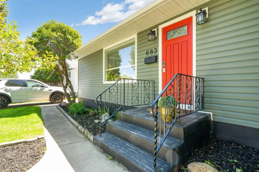 683 7 Street SW Medicine Hat AB T1A 4K9