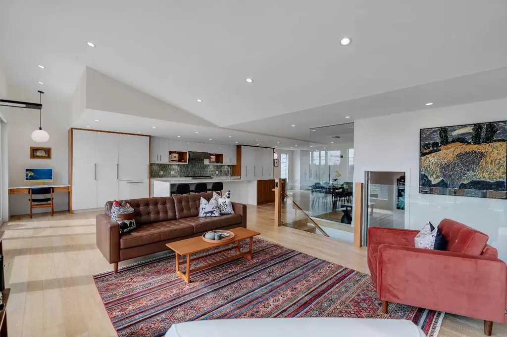 3724 Kerrydale Road SW Calgary AB T3E 4T2