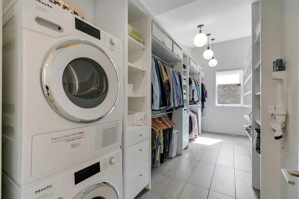 3724 Kerrydale Road SW Calgary AB T3E 4T2