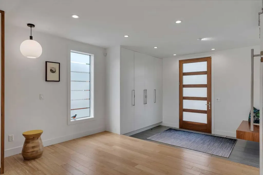 3724 Kerrydale Road SW Calgary AB T3E 4T2