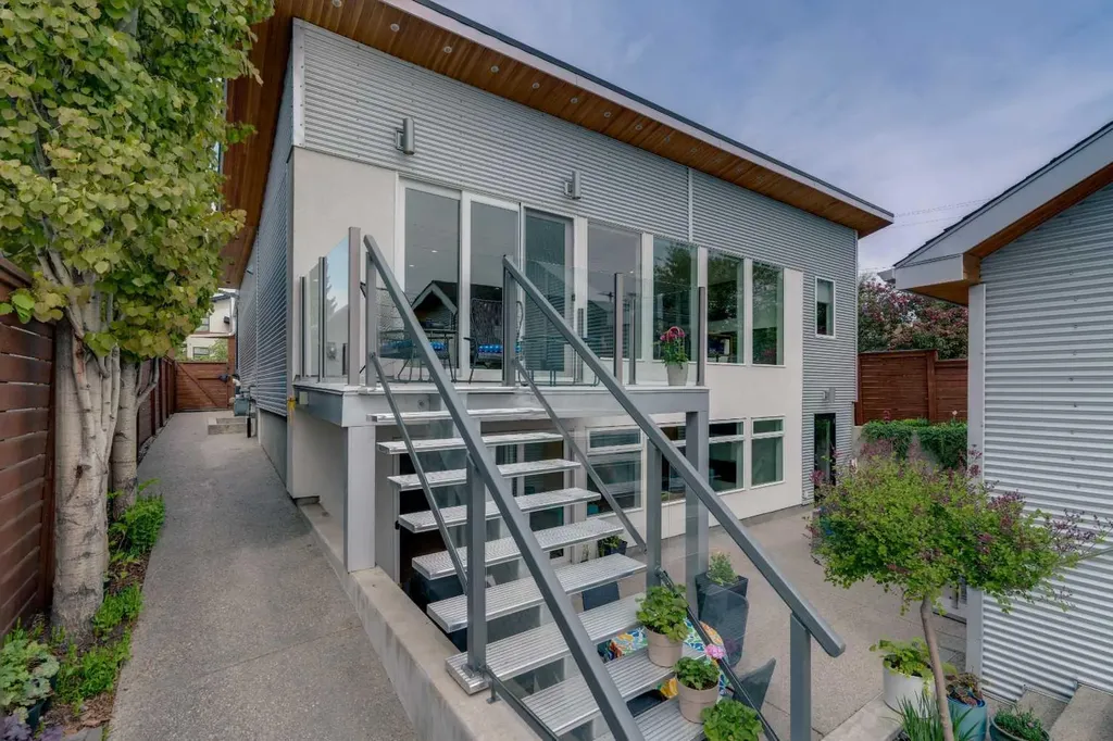 3724 Kerrydale Road SW Calgary AB T3E 4T2