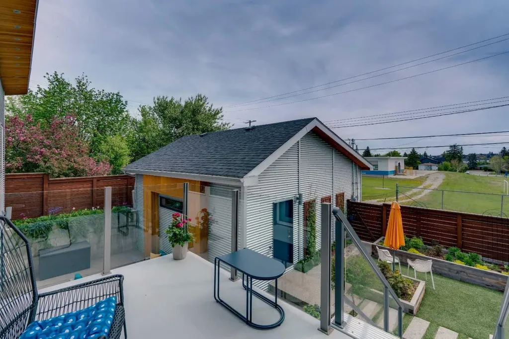 3724 Kerrydale Road SW Calgary AB T3E 4T2