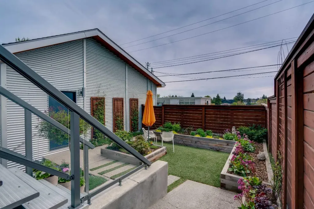 3724 Kerrydale Road SW Calgary AB T3E 4T2