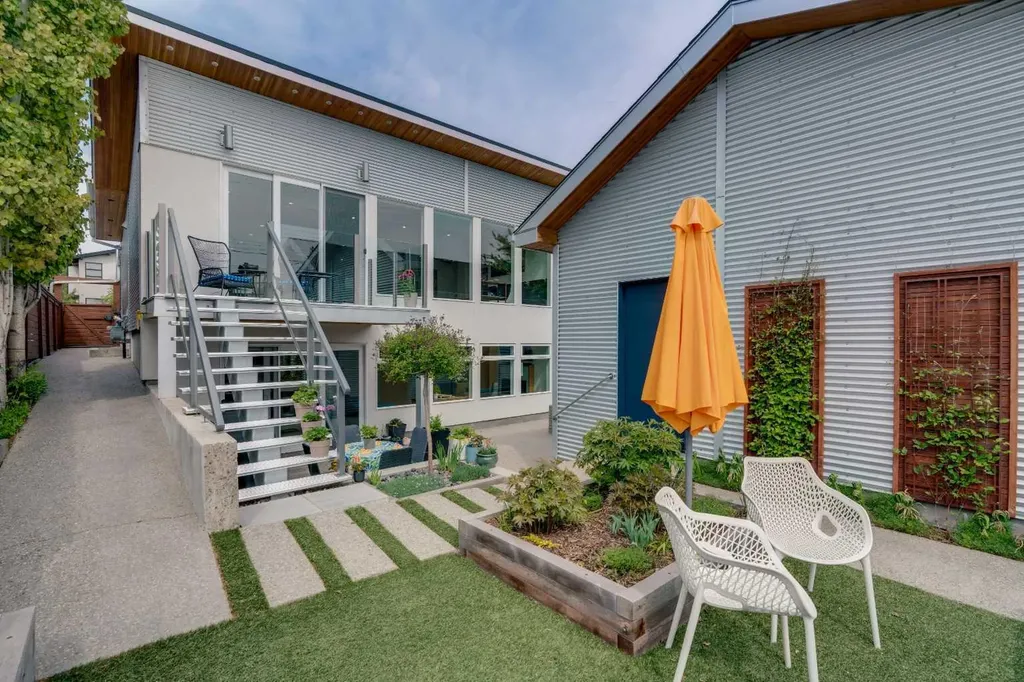 3724 Kerrydale Road SW Calgary AB T3E 4T2