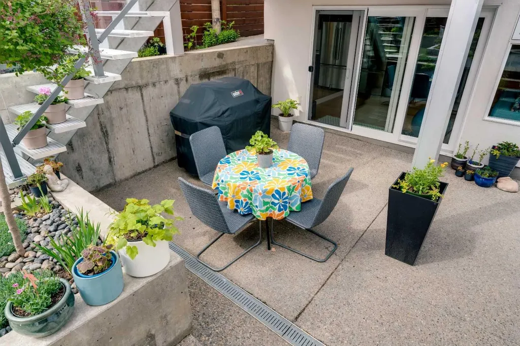 3724 Kerrydale Road SW Calgary AB T3E 4T2