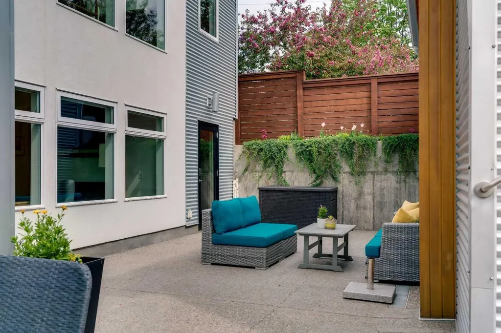 3724 Kerrydale Road SW Calgary AB T3E 4T2