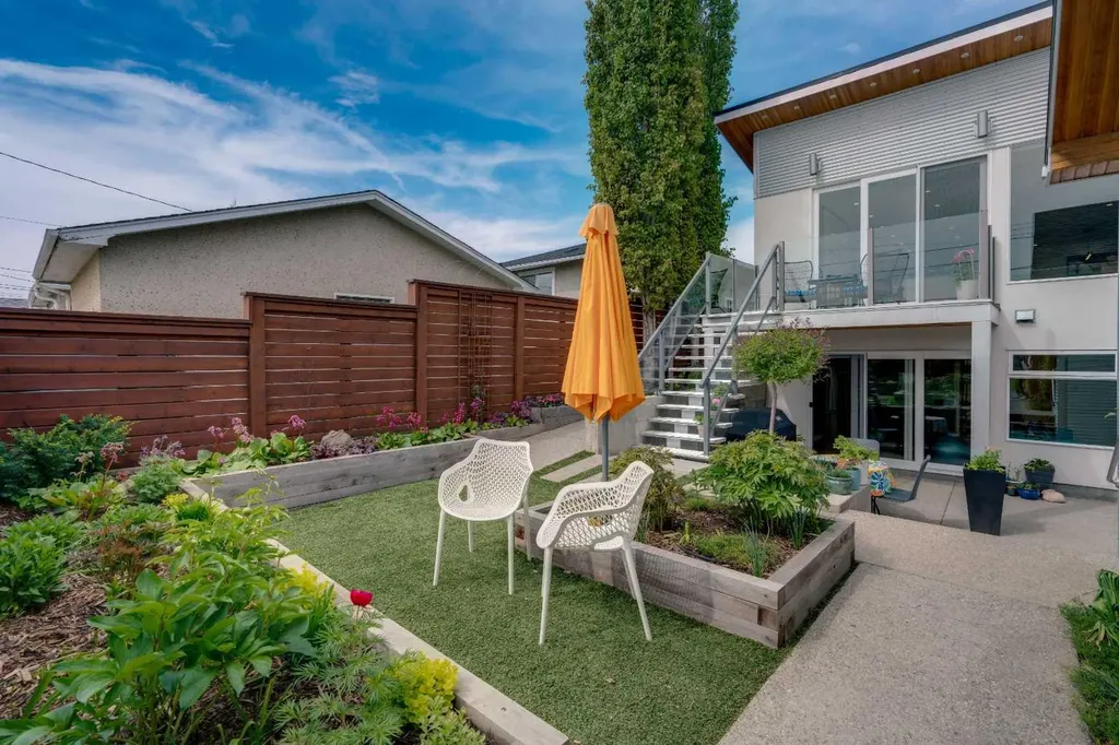 3724 Kerrydale Road SW Calgary AB T3E 4T2