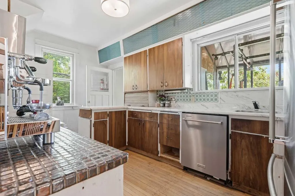 1316 15 Street NW Calgary AB T2N 2B6