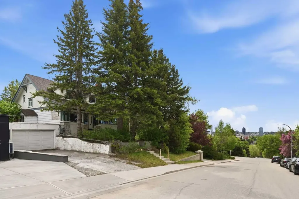 1316 15 Street NW Calgary AB T2N 2B6