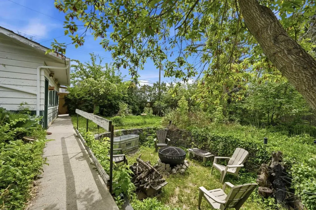 1316 15 Street NW Calgary AB T2N 2B6