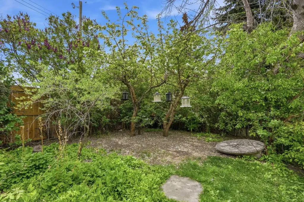 1316 15 Street NW Calgary AB T2N 2B6