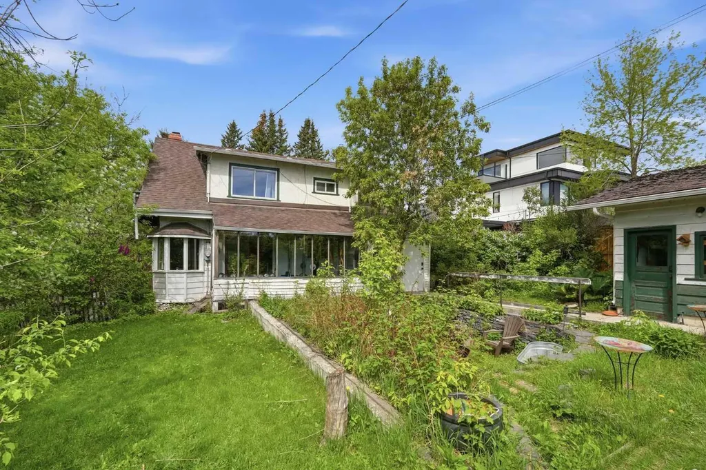 1316 15 Street NW Calgary AB T2N 2B6