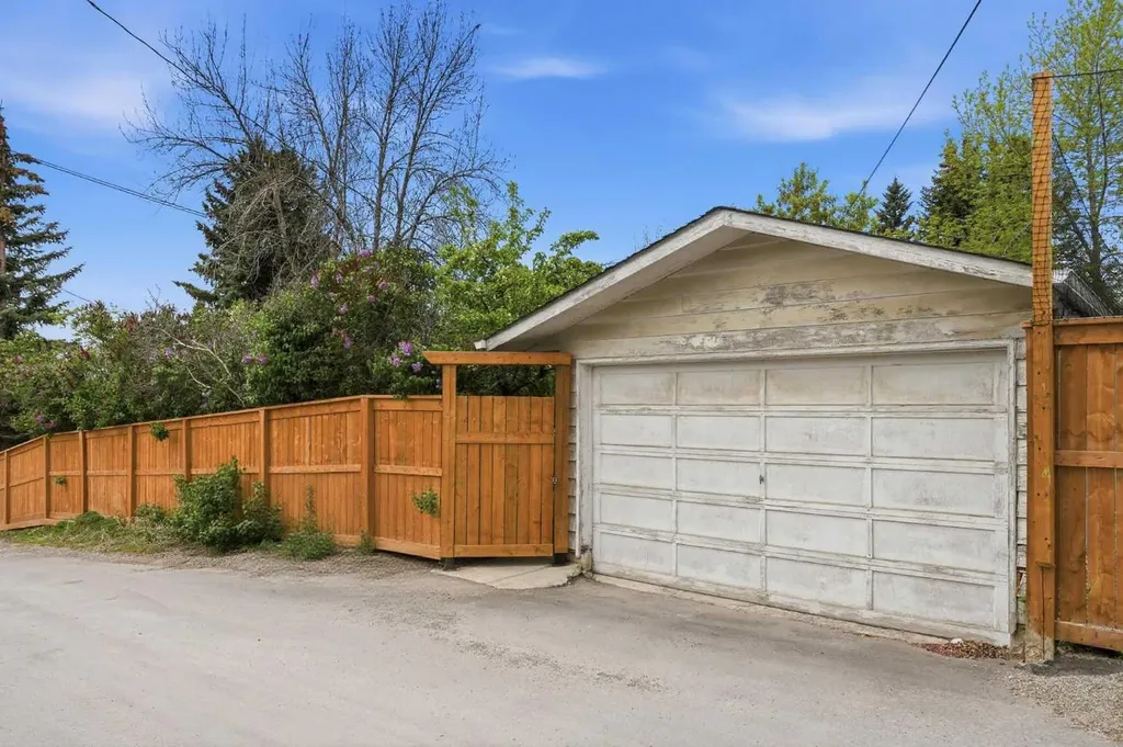1316 15 Street NW Calgary AB T2N 2B6