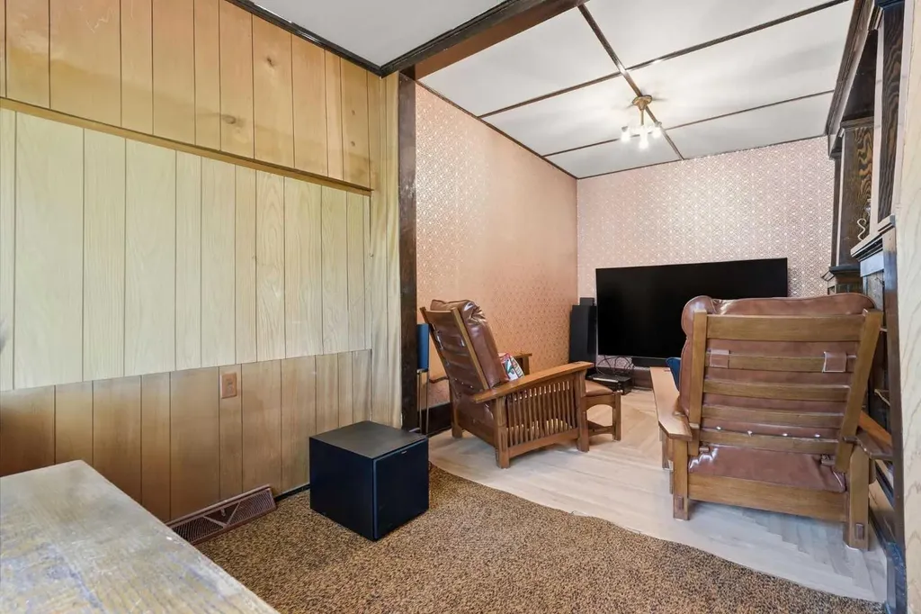 1316 15 Street NW Calgary AB T2N 2B6