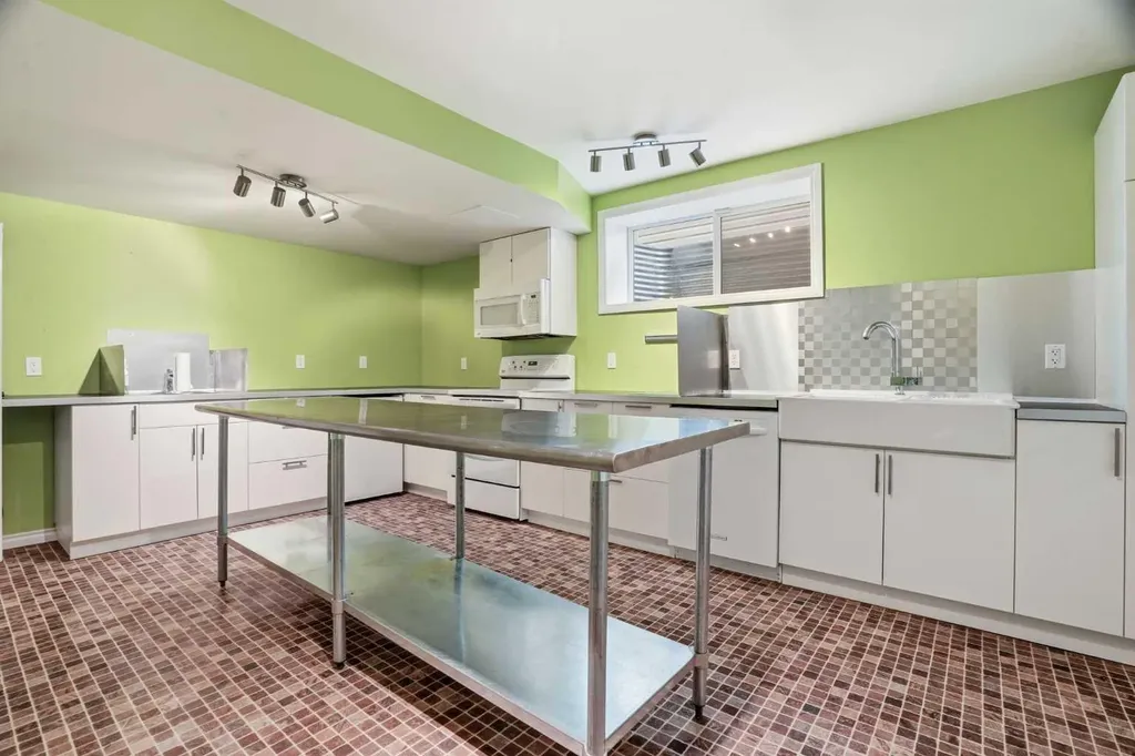 99 Aspen Hills Close SW Calgary AB T3H0C6