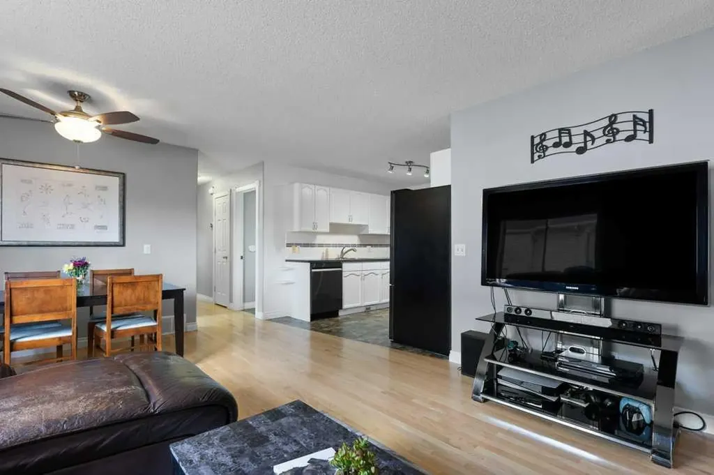 202 Willowbrook Close NW Airdrie AB T4B 2J7