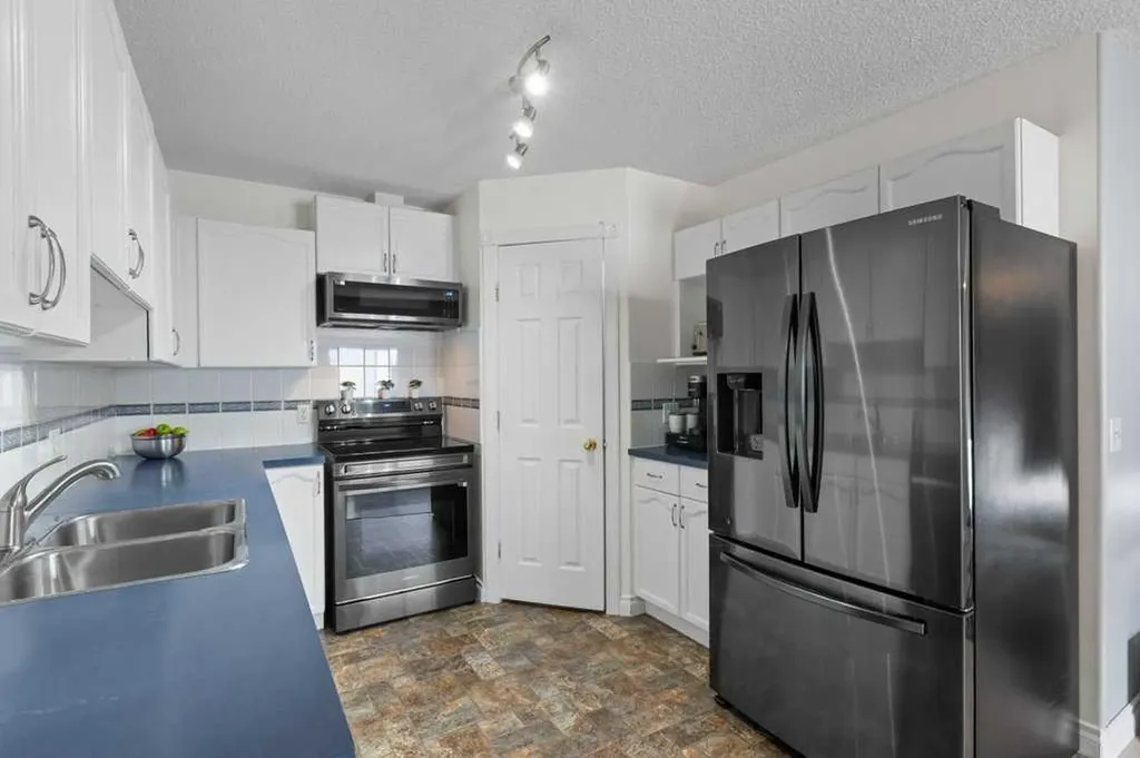 202 Willowbrook Close NW Airdrie AB T4B 2J7