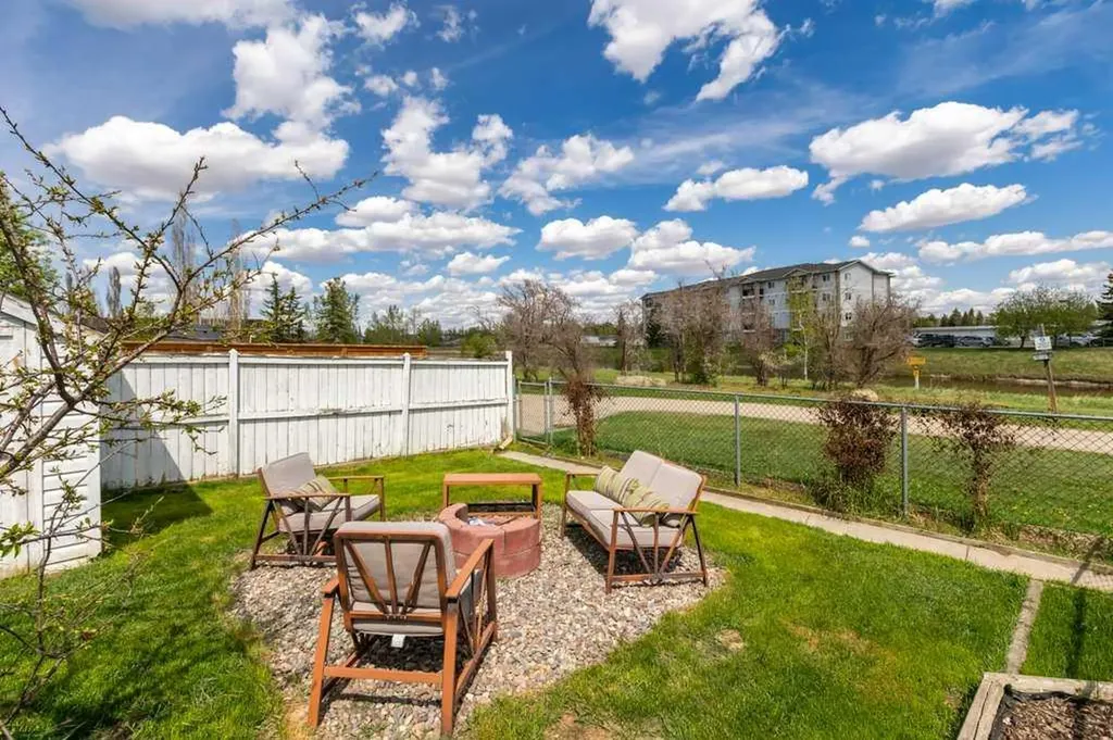 202 Willowbrook Close NW Airdrie AB T4B 2J7