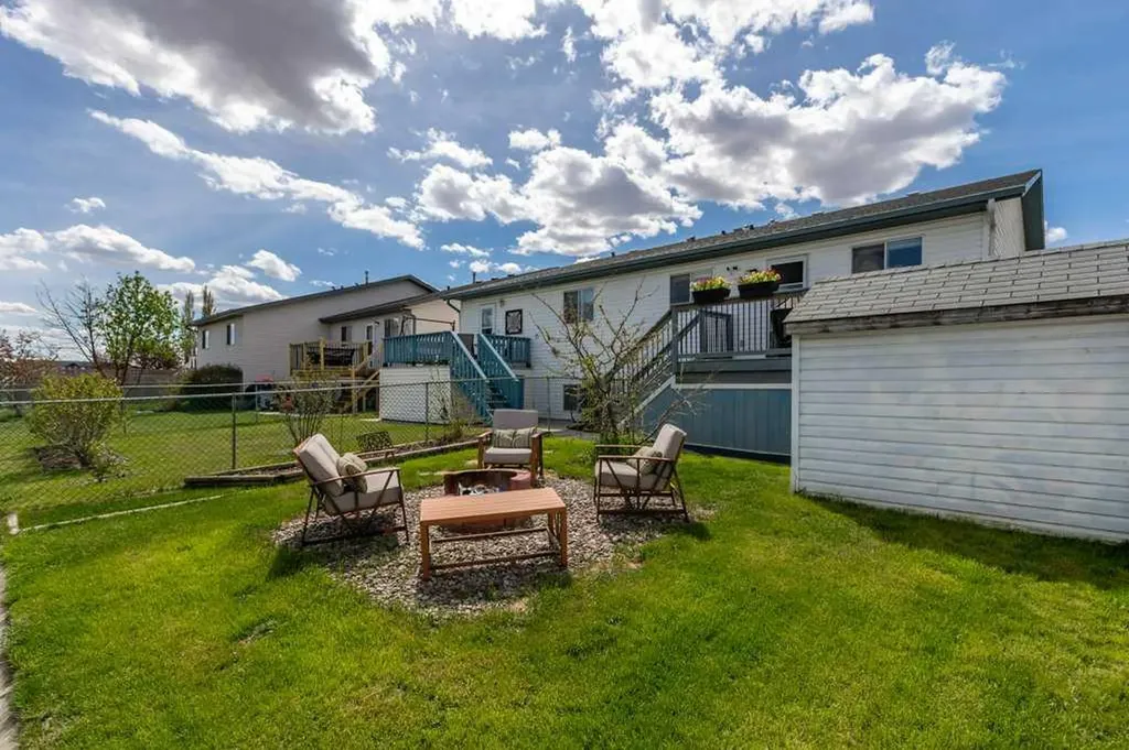 202 Willowbrook Close NW Airdrie AB T4B 2J7