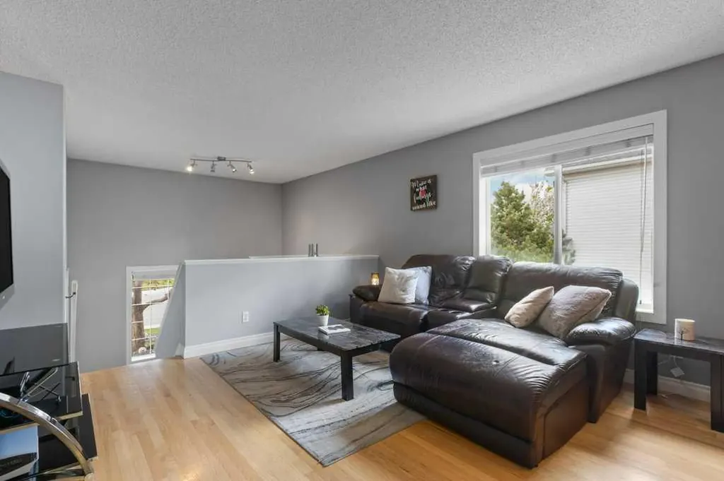 202 Willowbrook Close NW Airdrie AB T4B 2J7