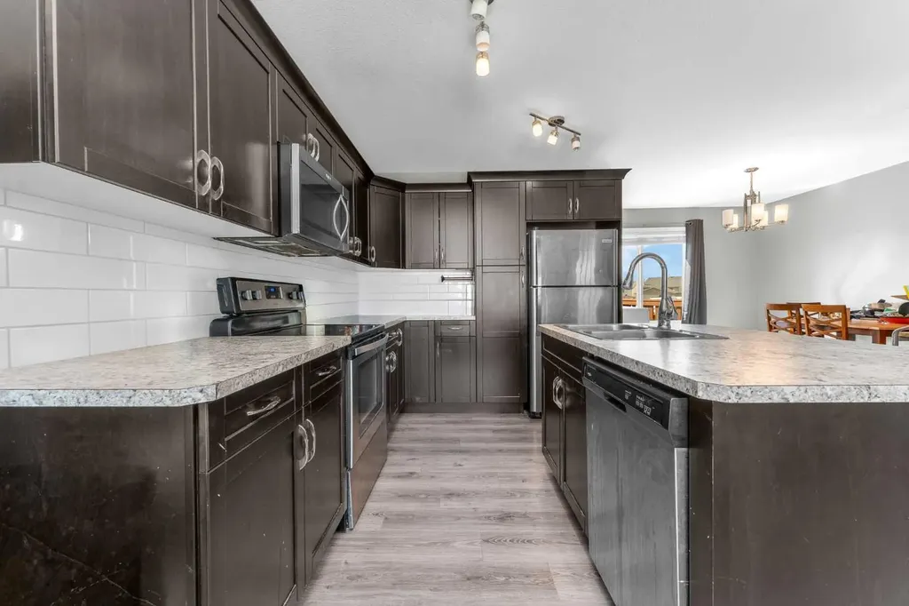 22 Hawthorn Place Sylvan Lake AB T4S 0R8