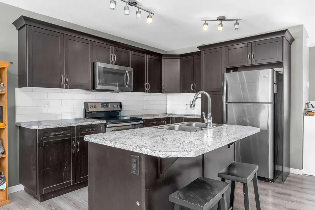 22 Hawthorn Place Sylvan Lake AB T4S 0R8