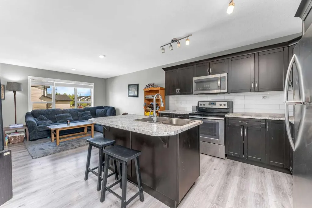 22 Hawthorn Place Sylvan Lake AB T4S 0R8