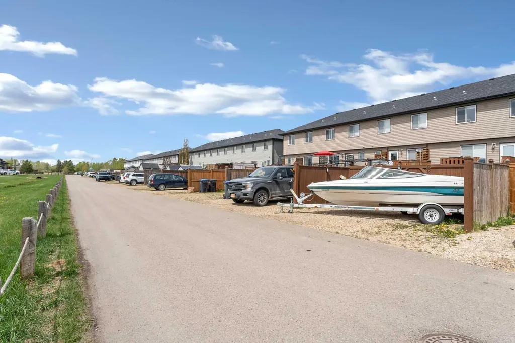 22 Hawthorn Place Sylvan Lake AB T4S 0R8