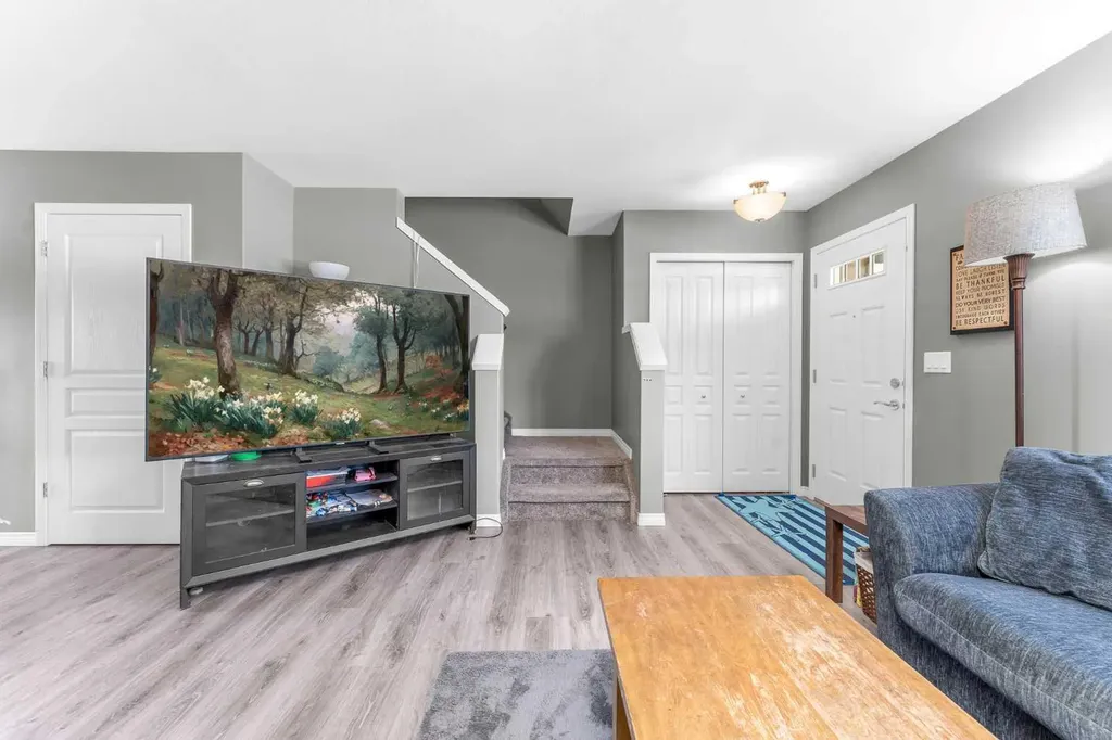 22 Hawthorn Place Sylvan Lake AB T4S 0R8